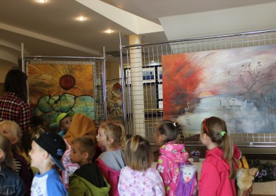 przedszkolaki na wystawie Kolor i Kształt